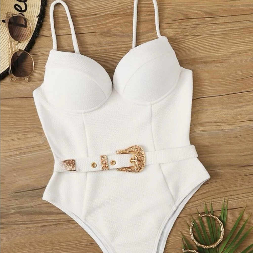 Textured white swimsuit with belt buckle and padded bra